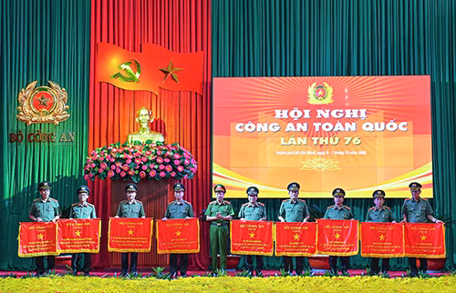 Thứ trưởng Lê Quý Vương trao Cờ thi đua “Đơn vị xuất sắc trong phong trào thi đua Vì an ninh Tổ quốc năm 2020” của Bộ Công an tặng Công an các đơn vị, địa phương.