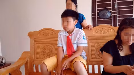 Cậu bé K mang 2 dòng máu Việt - Hàn hiện đang sống cùng ông bà ngoại. Cậu bé K mang 2 dòng máu Việt - Hàn hiện đang sống cùng ông bà ngoại.