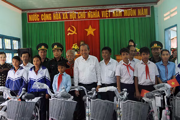 Phó Thủ tướng Thường trực trao xe đạp và thăm hỏi, động viên các học sinh vượt khó học giỏi huyện Đức Cơ.