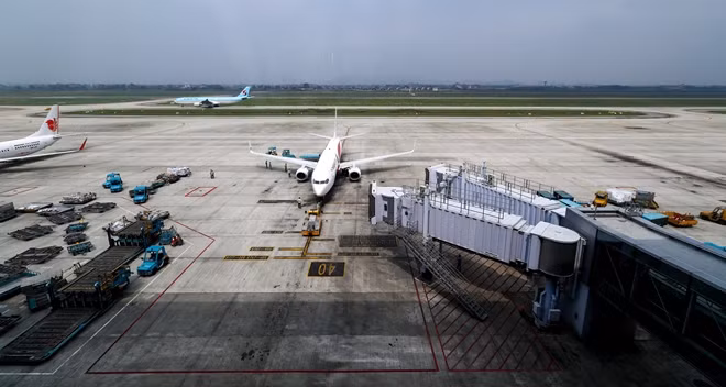 Khu vực công cộng, khu vực dừng đỗ của máy bay cần được chiếu sáng và giám sát liên tục bằng camera an ninh. Tại mỗi cửa lên máy bay, một nhân viên an ninh sẽ có nhiệm vụ đứng bảo vệ, giám sát.