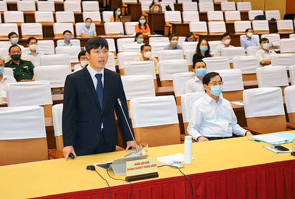 Đồng chí Nguyễn Thanh Tĩnh, Trưởng giàn Cụm mỏ Hải Thạch-Mộc Tinh, Công ty Điều hành Dầu khí Biển Đông phát biểu tham luận tại Hội nghị.