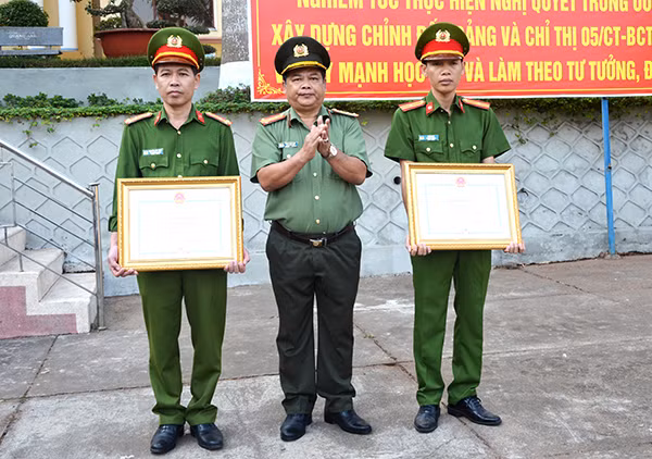 Đại tá Rah Lan Lâm - Phó Giám đốc Công an tỉnh trao Bằng khen của Chủ tịch UBND tỉnh cho các tập thể, cá nhân Đại tá Rah Lan Lâm - Phó Giám đốc Công an tỉnh trao Bằng khen của Chủ tịch UBND tỉnh cho các tập thể, cá nhân