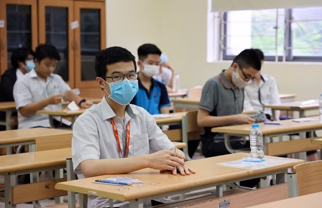 Tại mỗi phòng thi, thí sinh sẽ được xếp ngồi so le theo hình chữ Z, được yêu cầu thực hiện quy tắc 5K của Bộ Y tế, đặc biệt là đeo khẩu trang khi đến điểm thi, trong phòng thi và trên điểm thi về nhà.