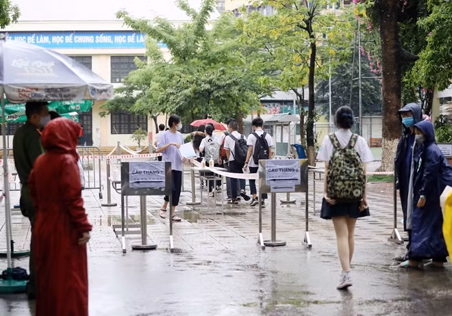 Mưa to, nhiều phụ huynh và học sinh sợ ngập úng, tắc đường nên tới điểm thi từ sớm.