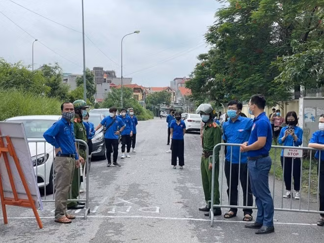 Bảo đảm ANTT cùng thanh niên tại một điểm thi từ 5h sáng ngày 12/6.