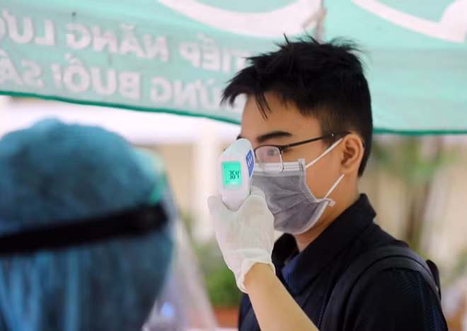 Các thí sinh trước khi vào phòng thi sẽ phải qua điểm kiểm tra y tế.