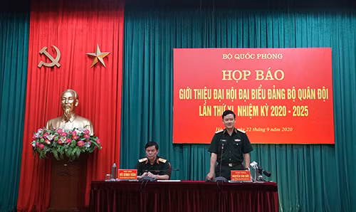 Thiếu tướng Nguyễn Văn Đức trả lời câu hỏi của các cơ quan thông tấn báo chí Thiếu tướng Nguyễn Văn Đức trả lời câu hỏi của các cơ quan thông tấn báo chí