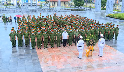 Đoàn đại biểu dâng hương tại Khu di tích Lịch sử Quốc gia Thanh niên xung phong, Đại đội 915