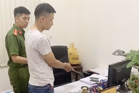Siêu trộm điển trai Nguyễn Khánh Hưng thực nghiệm hiện trường một vụ trộm cắp tài sản.