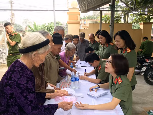 Thăm khám bệnh, cấp phát thuốc miễn phí cho đối tượng chính sách xã Hà Phú, huyện Hà Trung, tỉnh Thanh Hóa.