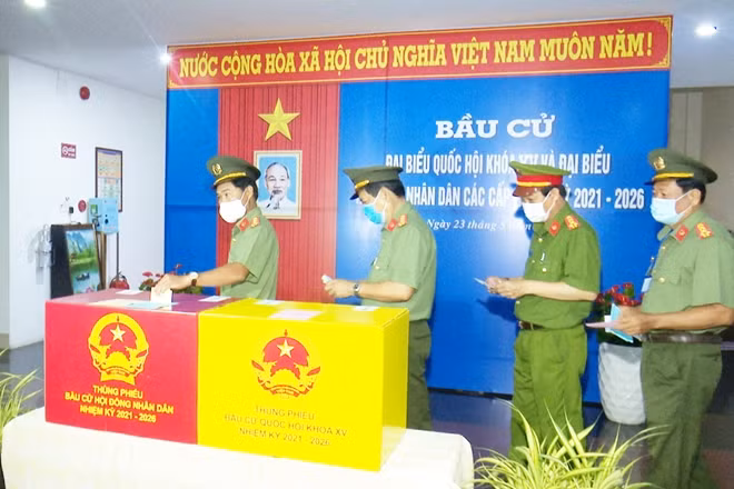 Mỗi cử tri trong Công an tỉnh đều công tâm chọn ra những người đáp Mỗi cử tri trong Công an tỉnh đều công tâm chọn ra những người đáp