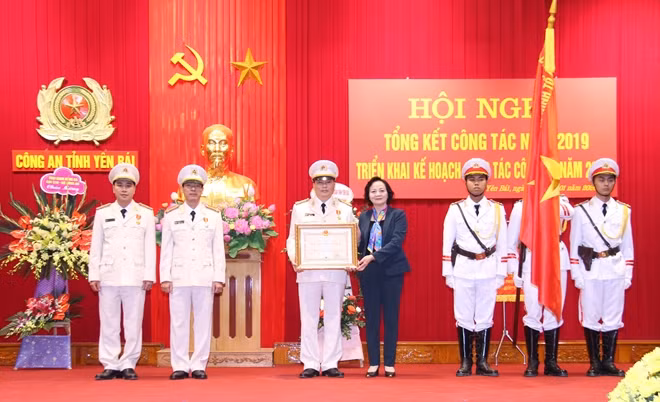 Đồng chí Phạm Thị Thanh Trà thừa ủy quyền của Chủ tịch nước trao Huân chương bảo vệ Tổ quốc hạng ba cho phòng Hậu cần, Công an tỉnh Yên Bái.