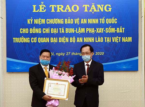 Thay mặt lãnh đạo Bộ Công an, Thứ trưởng Nguyễn Văn Thành đã trao Kỷ niệm chương “Bảo vệ an ninh Tổ quốc” tặng đồng chí Bounlame Phaxaysombath.