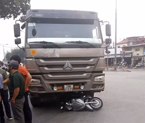 Va chạm với xe tải, người phụ nữ đi xe máy tử vong tại chỗ