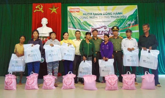 Đại diện Báo CAND trao quà hỗ trợ người dân bị thiệt hại do lũ lụt tại xã Đại Cường.