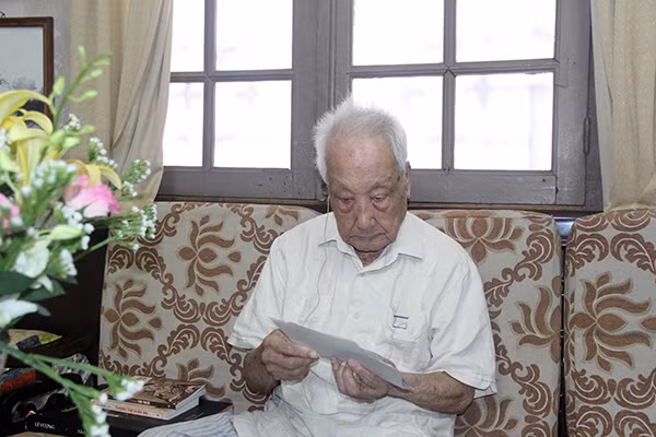 NSNA Lê Vượng xem lại những tấm ảnh mà ông tâm đắc.