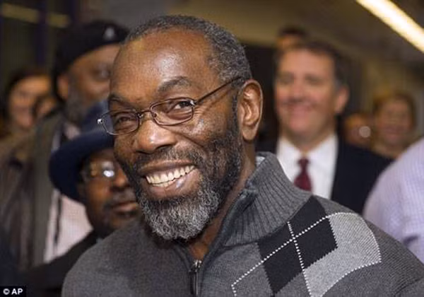 Năm 2015, Ricky Jackson ở ban Ohio được bồi thường hơn 1 triệu USD sau khi ngồi tù oan 39 năm. Năm 2015, Ricky Jackson ở ban Ohio được bồi thường hơn 1 triệu USD sau khi ngồi tù oan 39 năm.