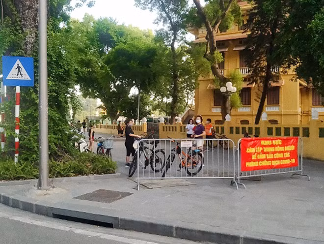Dọc theo đường Độc Lập, trên vỉa hè phía trước tòa nhà Quốc hội, cũng có rất nhiều người chạy bộ, đạp xe theo nhóm.