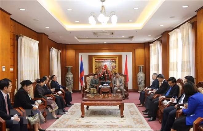 Đoàn đại biểu Ban đối ngoại Trung ương Đảng Nhân dân Cách mạng Lào đến Đại sứ quán Việt Nam tại Lào chúc mừng 89 năm Ngày thành lập Đảng Cộng sản Việt Nam. (Ảnh: Xuân Tú/TTXVN)