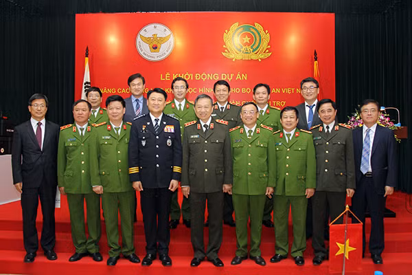 Bộ trưởng Tô Lâm cùng ngài Lee Chul-sung, Tư lệnh Cảnh sát Quốc gia Hàn Quốc và các đại biểu tại buổi lễ.