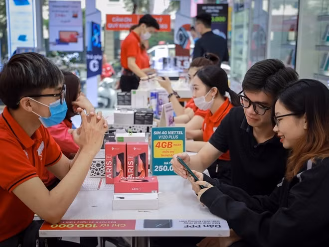Việc phổ cập smartphone cũng giúp người dân bình đẳng về cơ hội tiếp cận dịch vụ, đào tạo, thông tin, tri thức, qua đó cải thiện và nâng cao chất lượng cuộc sống.