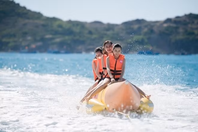 Du khách mua Combo "Bay Bamboo Airways - Nghỉ dưỡng FLC Grand Hotel Quy Nhon" được miễn phí vé vào cửa Eo Gió, FLC Zoo Safari Park và ưu đãi tới 50% các dịch vụ 5 sao
