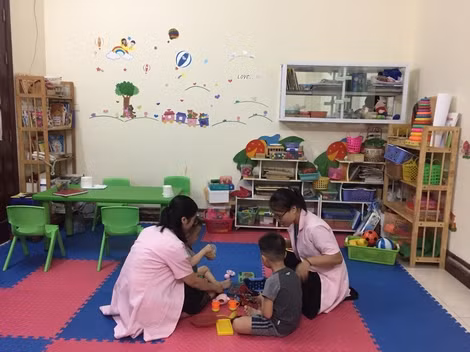 Trẻ có vấn đề về ngôn ngữ nên để giáo viên hướng dẫn làm các bài trắc nghiệm.