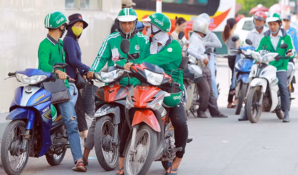 Cử nhân thất nghiệp gia nhập đội quân xe ôm công nghệ ngày càng đông.