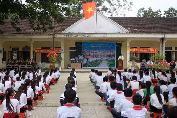 Toàn cảnh buổi lễ trao quà