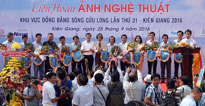Ban tổ chức trao cờ và hoa cho các tỉnh, thành về tham dự liên hoan.