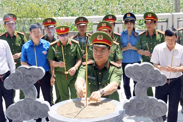 Đoàn công tác dâng hương, tưởng niệm tại Đền thờ Bác Hồ