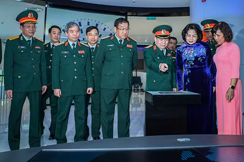 Lãnh đạo Viettel đón tiếp Phó Chủ tịch nước Đặng Thị Ngọc Thịnh