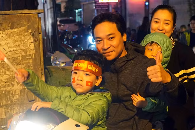 Thời khắc khó quên không chỉ với người lớn mà còn cả với các cổ động viên nhí của đội tuyển U23 Việt Nam bởi sau 10 năm rồi, chúng ta mới có một ngày vui đến vậy.