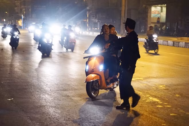 Một trường hợp đầu trần đi xe máy bị tổ công tác ra tín hiệu dừng xe xử lý vi phạm.