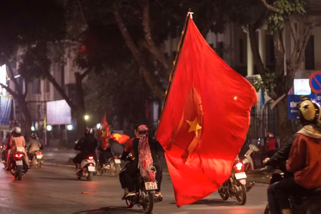 Công tác ứng trực được lực lượng công an đảm bảo ở mức cao nhất đề phòng các đối tượng quá khích lợi dụng người dân ăn mừng để tổ chức đua xe.