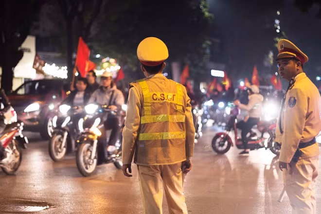 Niềm vui chiến thắng của người dân trở lên trọn vẹn hơn nhờ một phần công sức giữ gìn an ninh của lực lượng công an trong đêm lịch sử.