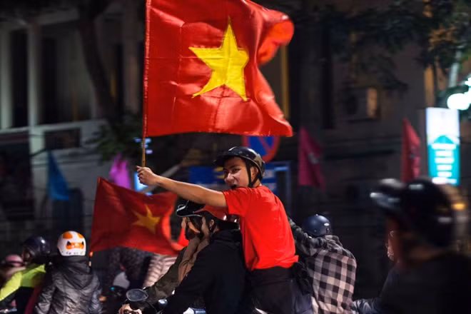 Hàng nghìn người hâm mộ đổ ra đường reo hò, ăn mừng chiến thắng. Khắp các tuyến phố trung tâm Hà Nội là biển người cùng sắc đỏ rực rỡ.