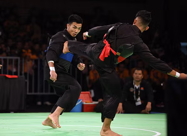 Tuấn Anh dính cú quét trụ của đối phương.