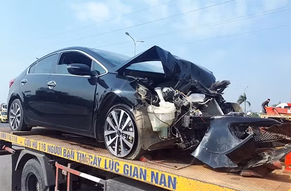 Chiếc xe 4 chỗ KIA K3 bị nát bét đầu sau va chạm Chiếc xe 4 chỗ KIA K3 bị nát bét đầu sau va chạm