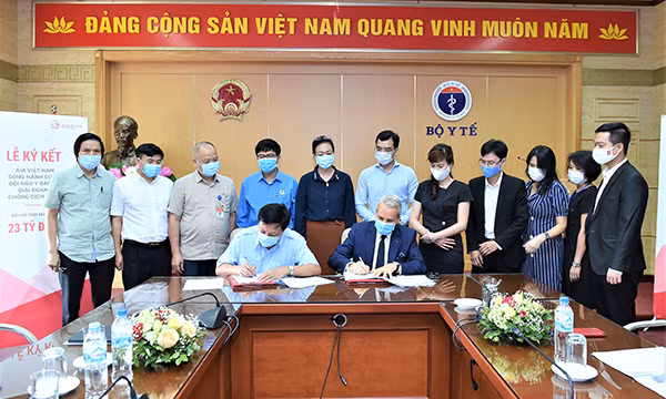 Thứ trưởng Bộ Y tế Đỗ Xuân Tuyên và Tổng giám đốc AIA Việt Nam ký thoả thuận hỗ trợ tài chính dành cho y, bác sĩ và nhân viên y tế tham gia phòng chống, dịch COVID-19