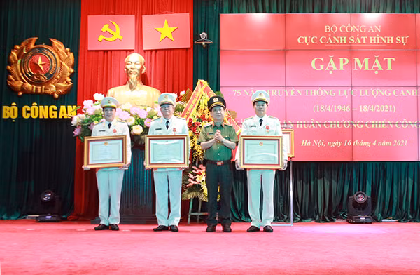 Thừa ủy quyền của Chủ tịch nước, Thứ trưởng Nguyễn Văn Sơn trao Huân chương Chiến công tặng 3 đồng chí lãnh đạo Cục Cảnh sát hình sự.