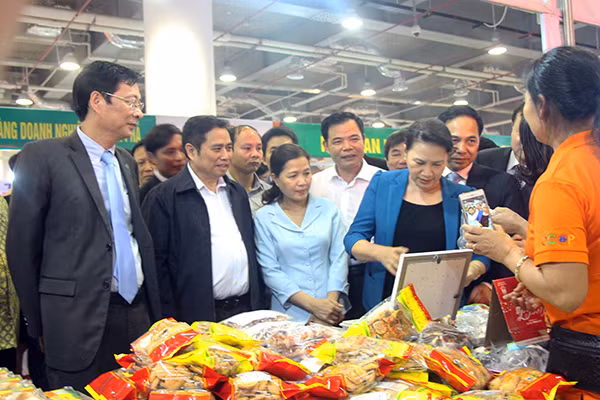 Đại biểu tham quan Hội chợ