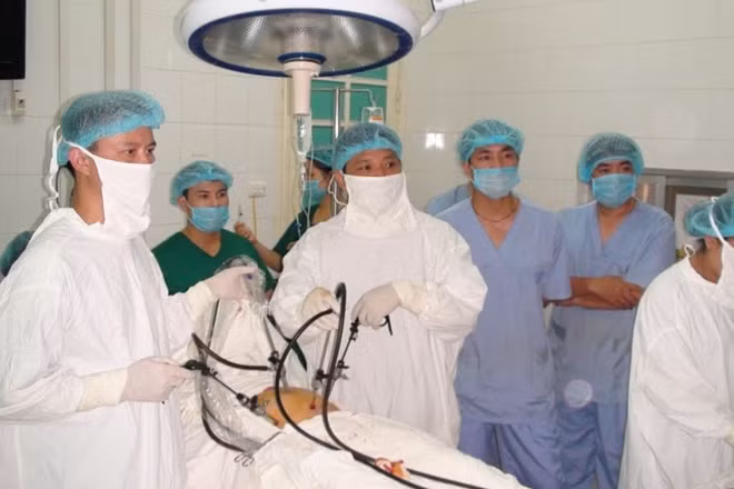 PGS.TS. Nguyễn Duy Ánh trực tiếp phẫu thuật các ca khó.