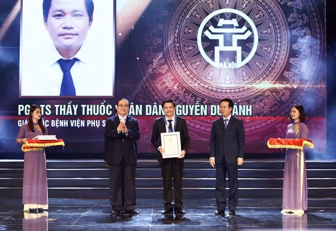 Trưởng Ban Tuyên giáo Trung ương Võ Văn Thưởng và Bí thư Thành ủy Hà Nội Hoàng Trung Hải trao danh hiệu Công dân ưu tú Thủ đô năm 2018 cho PGS.TS. Nguyễn Duy Ánh, Giám đốc Bệnh viện Phụ sản Hà Nội.