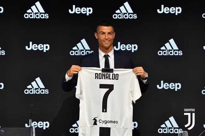 Cristiano Ronaldo trong ngày ra mắt CLB Juventus.