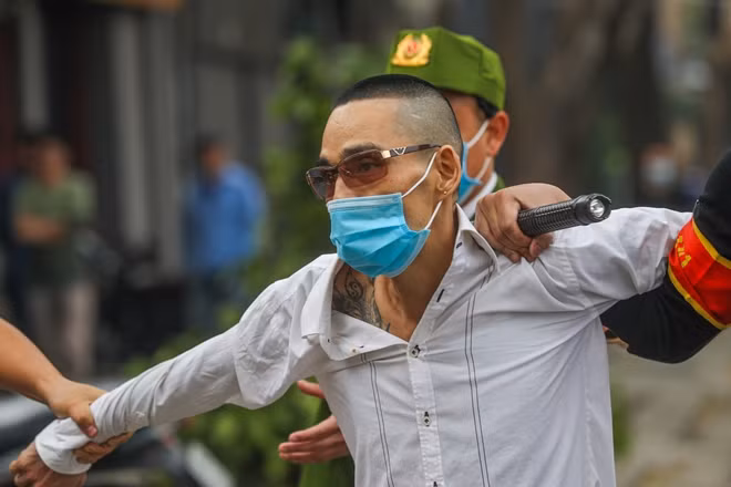 Quá trình làm nhiệm vụ tại đây, đến khoảng 16h cùng ngày, các trinh sát báo về trường hợp một người đàn ông điều khiển xe máy nhãn hiệu Liberty lưu thông theo hướng đi Cửa Bắc có biểu hiện nghi vấn nên đã ra tín hiệu dừng xe kiểm tra hành chính. Lúc này, người đàn ông đột ngột quay xe chạy ngược chiều, lạng lách với tốc độ cao nhưng bị "các gọng kìm" của tổ công tác khóa chặt. Người đàn ông này tiếp tục vứt lại chiếc xe máy và chạy bộ hòng thoát thân nhưng chỉ sau vài mét thì đã bị các trinh sát quật ngã, khóa tay đưa về chốt.