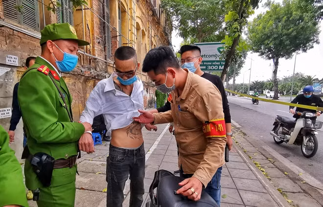 Kiểm tra tại chốt sau đó, cảnh sát tìm thấy trong túi quần phía trước bên trái của đối tượng một gói nhỏ màu đỏ, bên trong chứa nhiều hạt tinh thể màu trắng, nghi là ma túy.