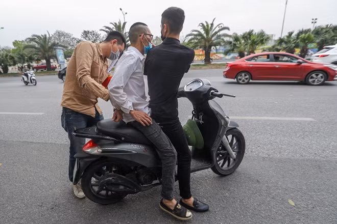 Đấu tranh tại chỗ, đối tượng được xác định là Vũ Đức Hùng (SN 1979; trú tại quận Hoàn Kiếm, Hà Nội). Hùng khai nhận bên trong gói nhỏ màu đỏ mà cảnh sát thu được trên người tên này là ma túy heroin mua về để sử dụng. Trước khi bị cảnh sát bắt, Hùng đã có 2 tiền án về tội chống người thi hành công vụ và liên quan đến ma túy. Tổ công tác sau đó đã bàn giao đối tượng Hùng cùng tang vật về Công an phường Trúc Bạch để tiếp tục điều tra, xử lý nghiêm theo quy định của pháp luật.