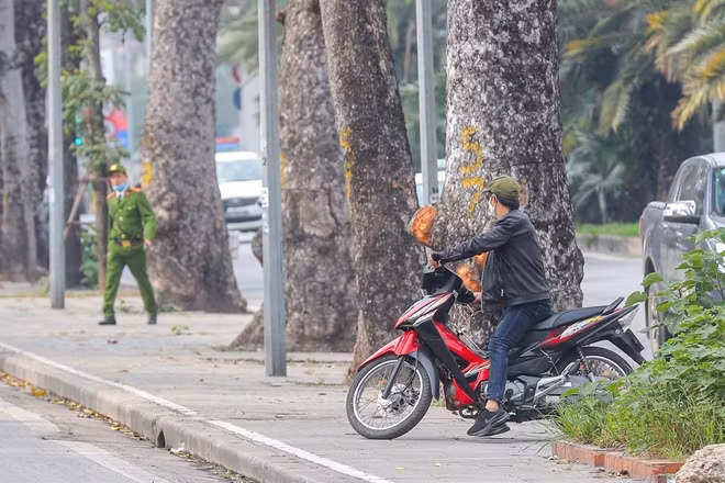 Cũng trong ca trực trên, PV CAND cũng ghi nhận nhiều trường hợp có hành động tương tự, quay đầu xe bỏ chạy khi cảnh sát ra tín hiệu kiểm tra. Đây là hành động hết sức nguy hiểm bởi nó gây nguy hiểm không chỉ cho người dân đi đường mà trong trường hợp là đối tượng phạm pháp hình sự, chúng có thể liều lĩnh lao thẳng xe vào cán bộ làm nhiệm vụ để bỏ chạy. Chính bởi vậy, tất cả các trường hợp không tuân thủ hiệu lệnh của cảnh sát, quay đầu bỏ chạy đều sẽ bị xử lý nghiêm.