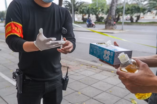 Để đảm bảo an toàn trong quá trình kiểm tra đối tượng, các cán bộ của tổ công tác Y16 liền đeo găng tay trước khi kiểm tra.